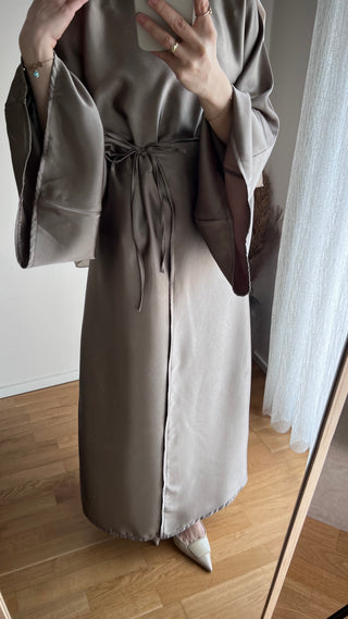 Wickelkleid aus Satin