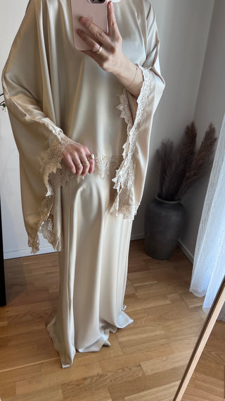 Zweiteiler mit Spitze