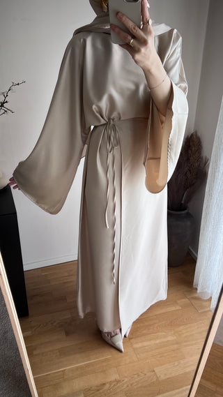 Wickelkleid aus Satin
