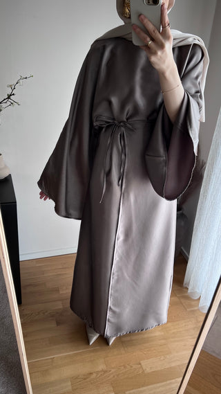 Wickelkleid aus Satin