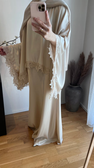 Zweiteiler mit Spitze