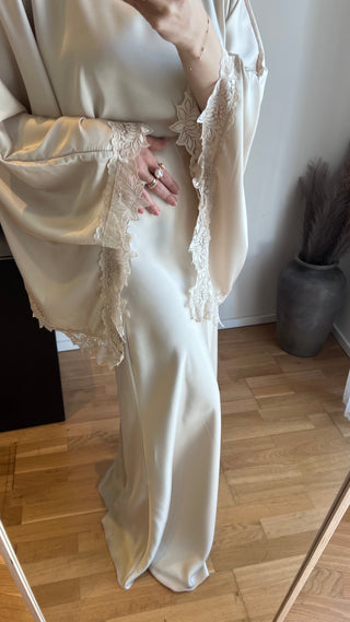 Zweiteiler mit Spitze