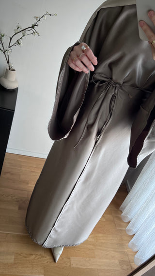 Wickelkleid aus Satin
