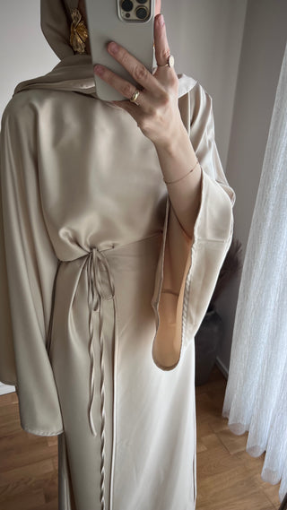 Wickelkleid aus Satin
