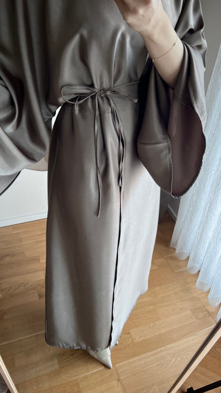 Wickelkleid aus Satin