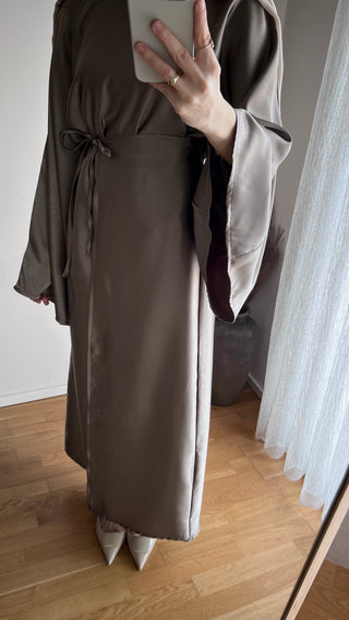Wickelkleid aus Satin