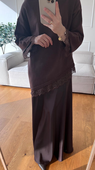Asymmetrischer Pullover mit Spitze