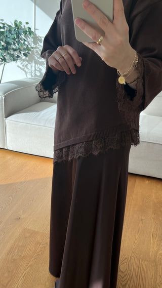 Asymmetrischer Pullover mit Spitze